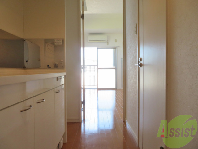 玄関　玄関からも陽の光が見えて、気持ちが良いですね。