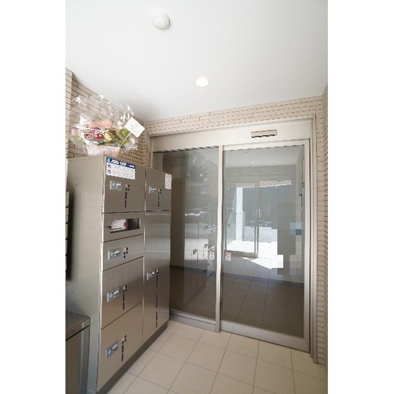 その他　共用エントランスにはオートロック、宅配ボックスあり