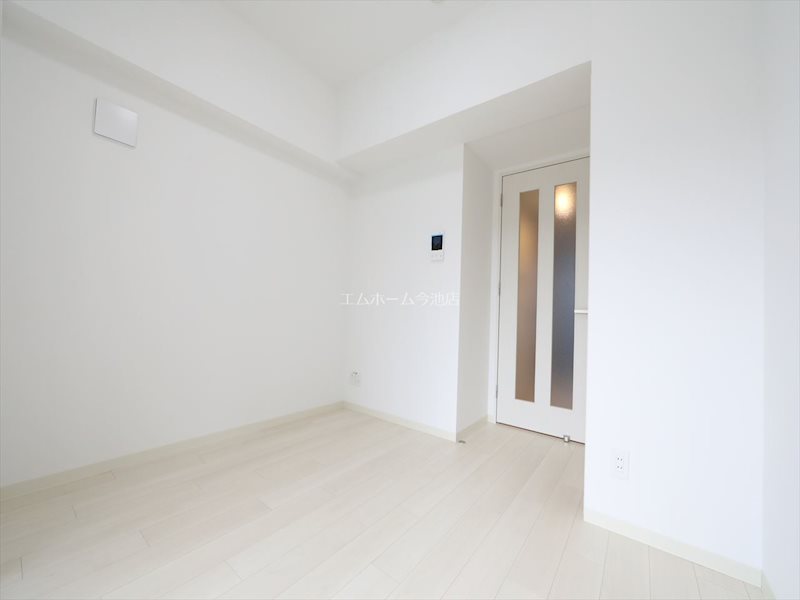 その他　洋室6.0帖　エアコン完備　バルコニーに面しています