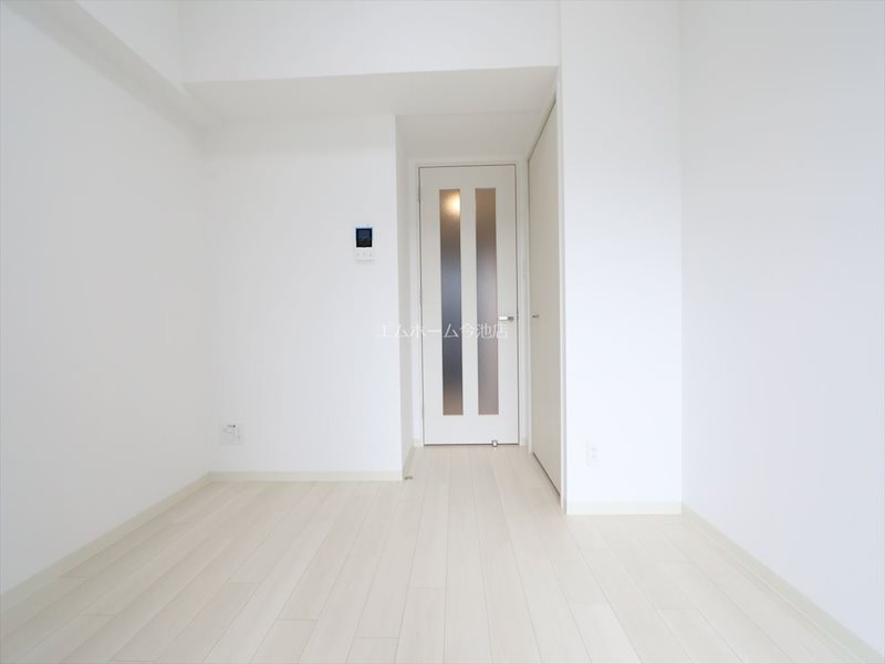 居室・リビング　洋室6.0帖　エアコン完備　バルコニーに面しています