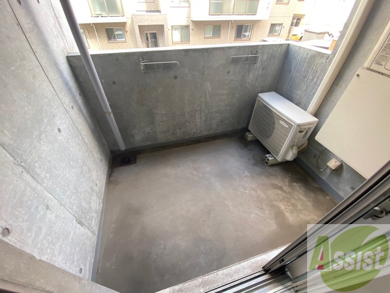 バルコニー　バルコニーは幅があり、広い印象を受けました。