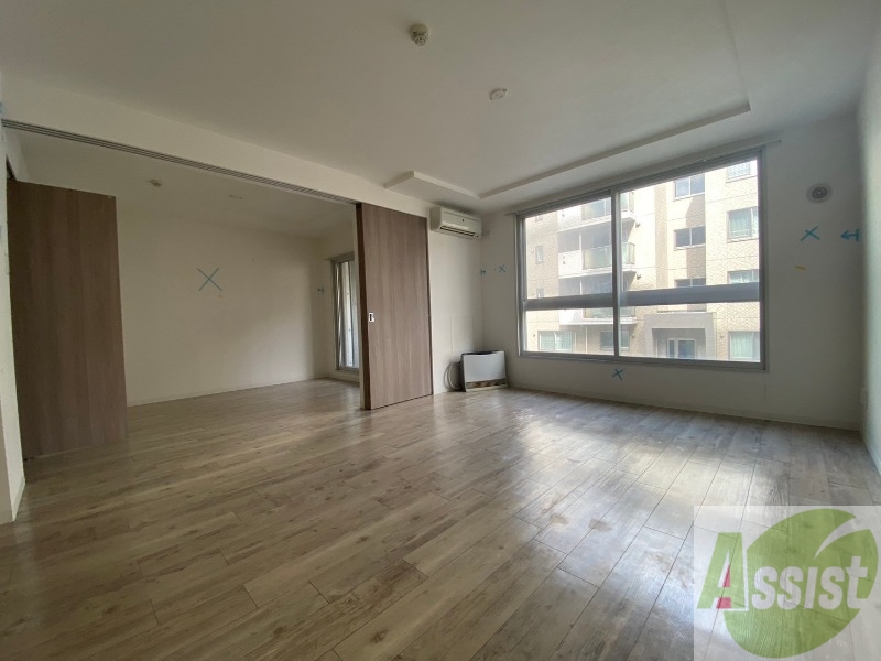 居室・リビング　白さが清潔感を出してくれます。お部屋も明るいですね。