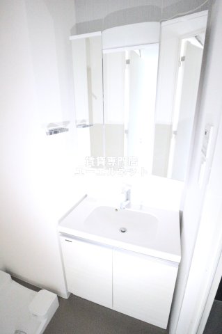 洗面設備　清潔感ある独立洗面台で毎日気持ちよく♪