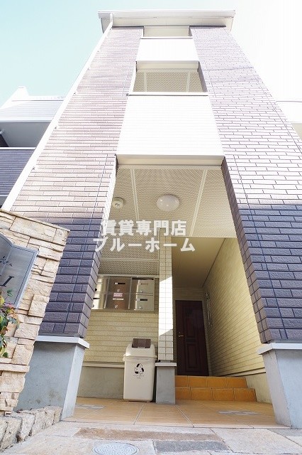 建物外観　落ち着いた色合いのアパートですね！