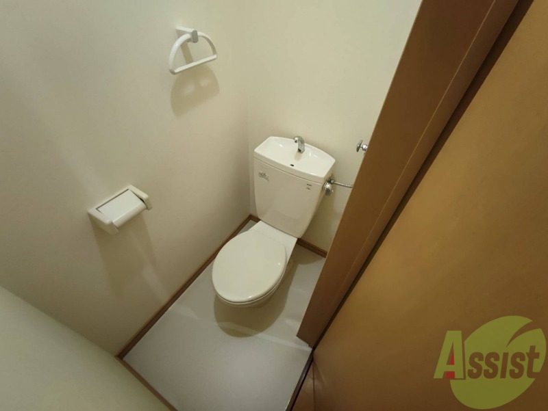 トイレ　こちらはトイレです。清潔感があり、安心して使用できます。