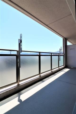 バルコニー　天気の良いの洗濯物