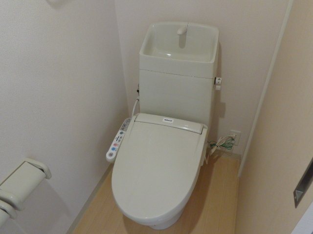 トイレ　温水洗浄便座付きのトイレ完備です。