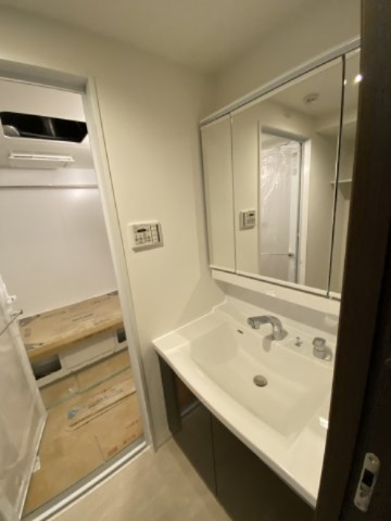 洗面設備　別部屋同一間取りのお写真となります。