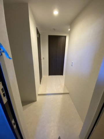 玄関　別部屋同一間取りのお写真となります。