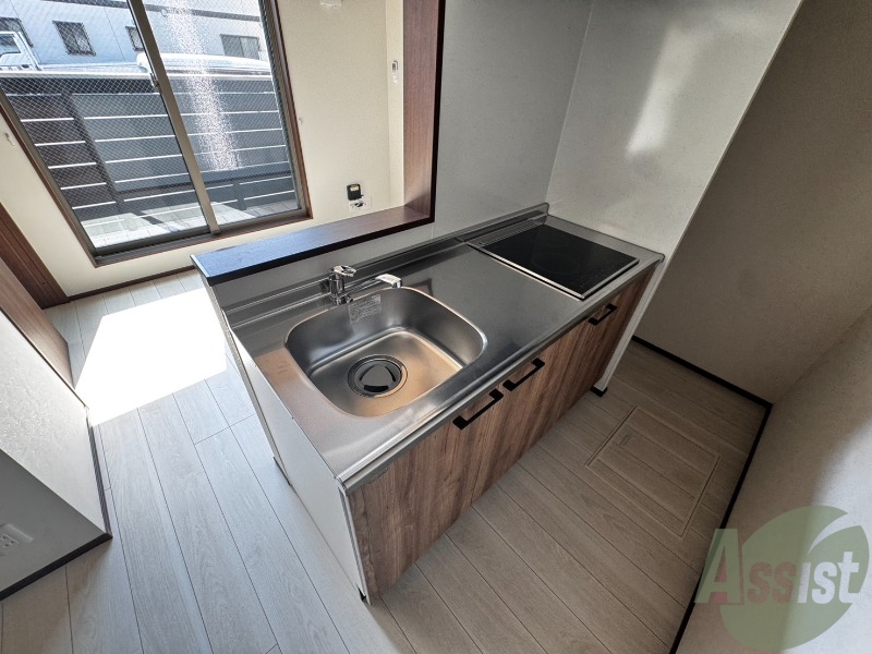 キッチン　こちらはキッチンです。広々としたキッチンですね。