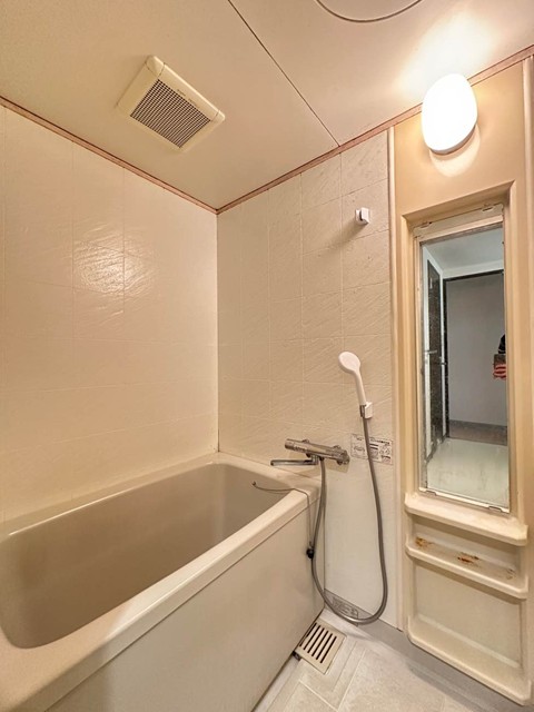 バス・シャワールーム　家族の入浴時間がずれても温められる追い焚き機能付きのバスルー