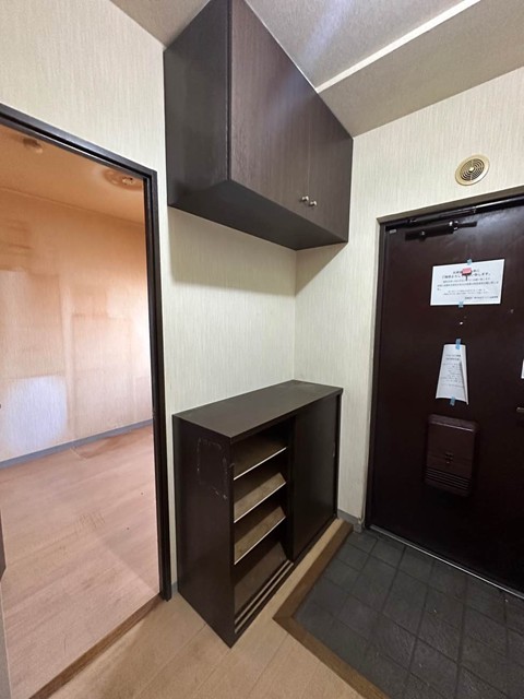 玄関　玄関には上下タイプのシューズボックス付き！間のスペースは飾り