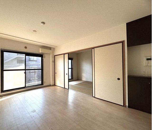 居室・リビング　南向きリビングダイニングキッチン10帖☆バルコニーに繋がるお