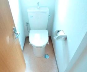 トイレ　落ち着いた色調のトイレです