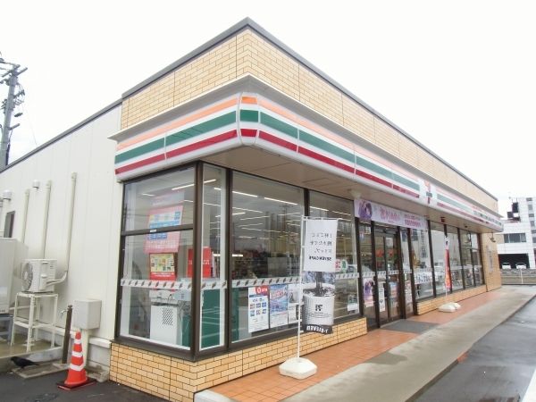 コンビニ　セブンイレブン（コンビニ）まで1300m