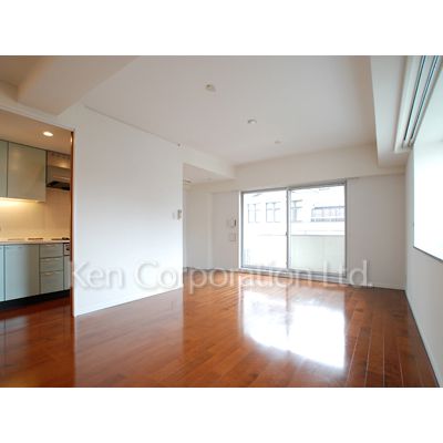 居室・リビング　同タイプ6階のお部屋を撮影。仕様が異なることがあります。