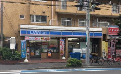 コンビニ　ローソン 大森海岸駅前店（コンビニ）まで215m