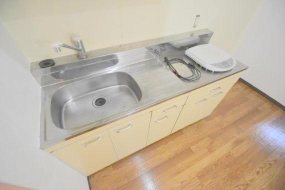 キッチン　ピカピカのミニキッチンです。お料理が楽しくなりますね。