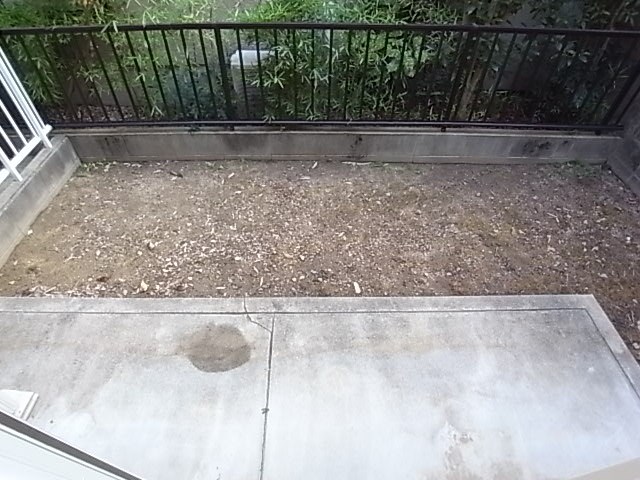 バルコニー　暖かな日差しのふりそそぐバルコニー