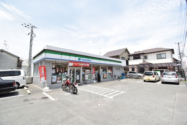 コンビニ　ファミリーマート　近松公園（コンビニ）まで557m