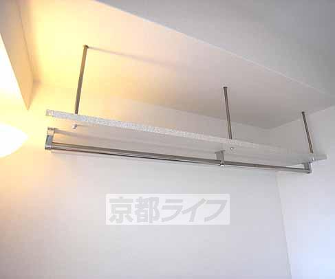 その他設備　便利な吊り棚が付いています。