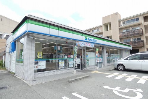 コンビニ　ファミリーマート 豊中上新田四丁目店（コンビニ）まで609m
