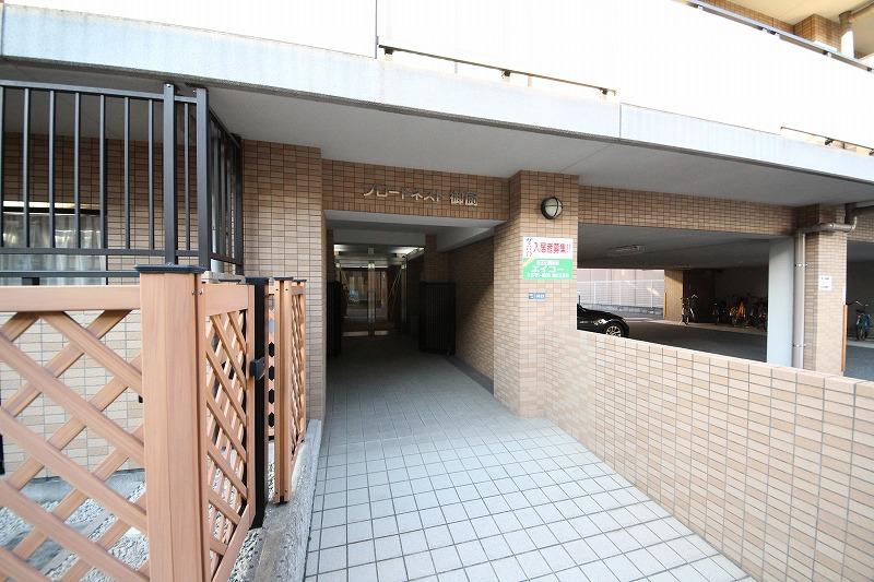 エントランス　落ち着いたエントランスです