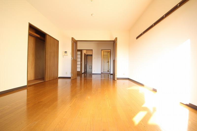 その他部屋・スペース　落ち着いた色調の寝室です