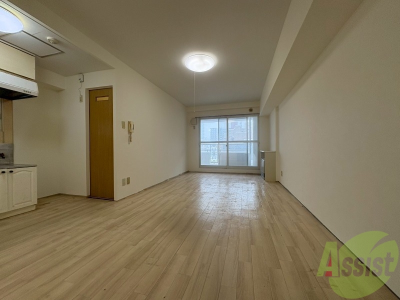 居室・リビング　木目のフローリングは落ち着きのある印象のお部屋になりますね。