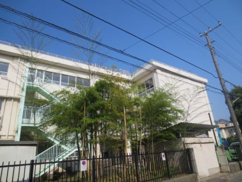 小学校　梶ヶ谷小学校（小学校）まで520m