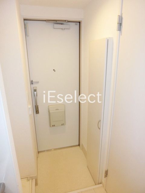 玄関　玄関にはトールタイプのシューズボックス。