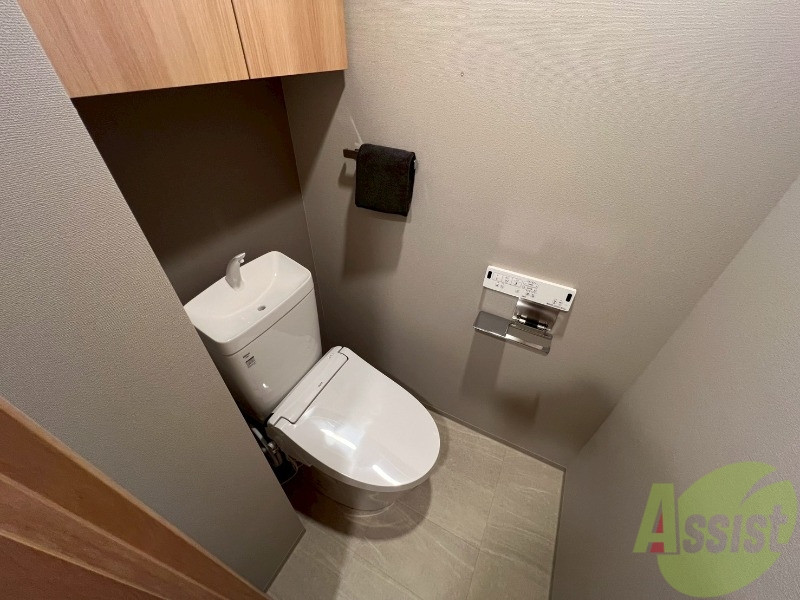トイレ　こちらはトイレです。ピカピカなトイレで、気持ちも良いですね。