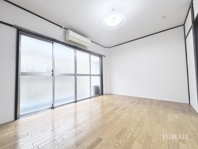 居室・リビング　大きい窓がある洋室☆