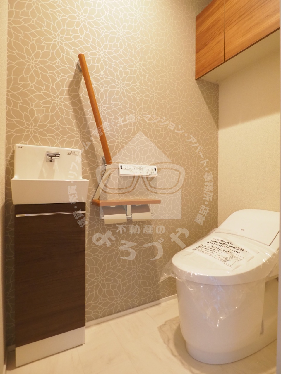 トイレ　清潔感あるスペースはウォシュレット機能付きトイレです