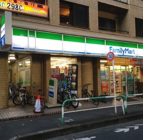 コンビニ　ファミリーマート用賀二丁目店（コンビニ）まで42m