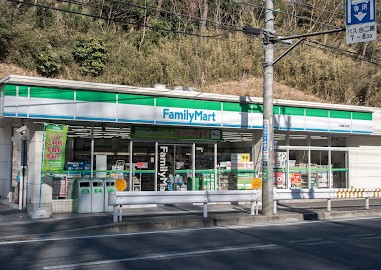 コンビニ　ファミリーマート 小浦権太坂店（コンビニ）まで713m