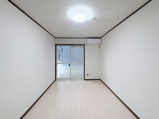 居室・リビング　掲載写真は同型の左右反転の部屋を掲載しております。仕様等が異