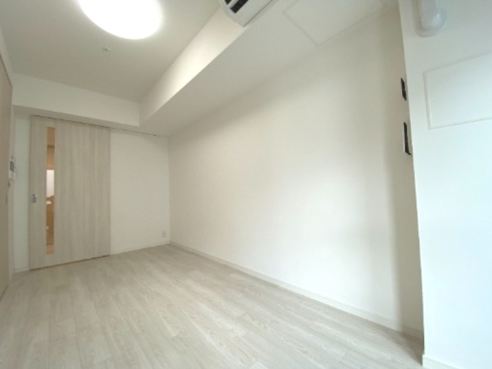 居室・リビング　清潔感溢れる一部屋です。