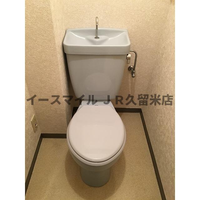 トイレ　落ち着いた色調のトイレです