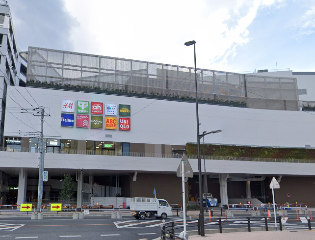 ショッピングセンター　Emi Terrace TOKOROZAWA(エミテラス所沢（ショッピングセンター）まで1018m
