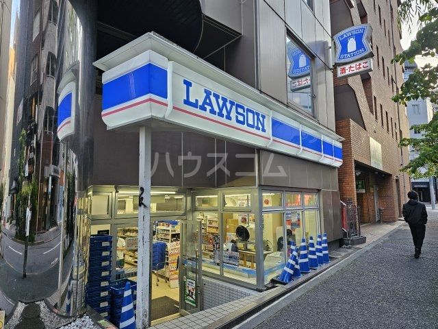 コンビニ　ローソン 新宿三丁目駅前店（コンビニ）まで241m
