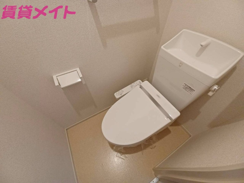 トイレ　トイレ同型モデルの写真になります。