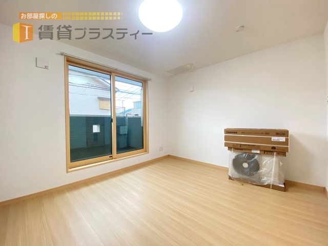 居室・リビング　日が差し込む明るいお部屋です。