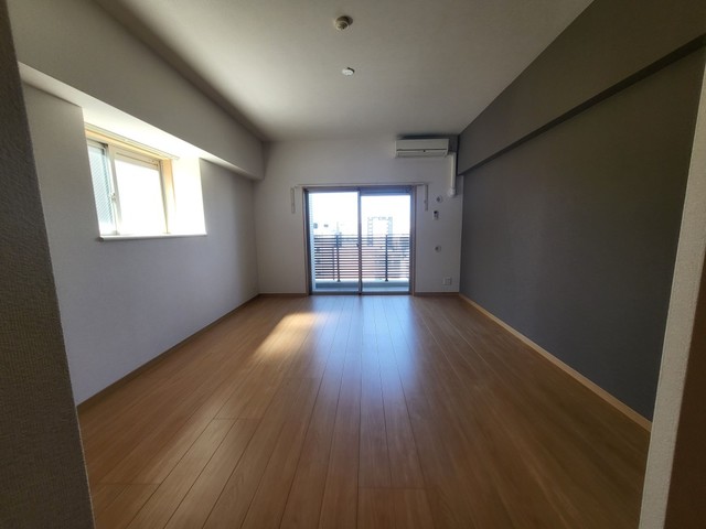 居室・リビング　別の部屋を撮影の為、クロス、建具色等異なることがあります。