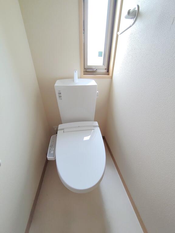 トイレ　快適な温水洗浄便座！タオル掛け付き！便器上に棚板あり！