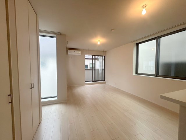 居室・リビング　★明るいフローリングの角部屋です★