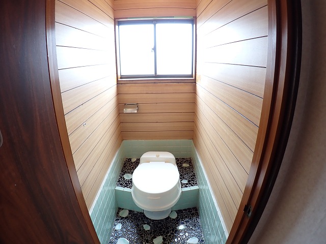 トイレ　汲み取り式のトイレです