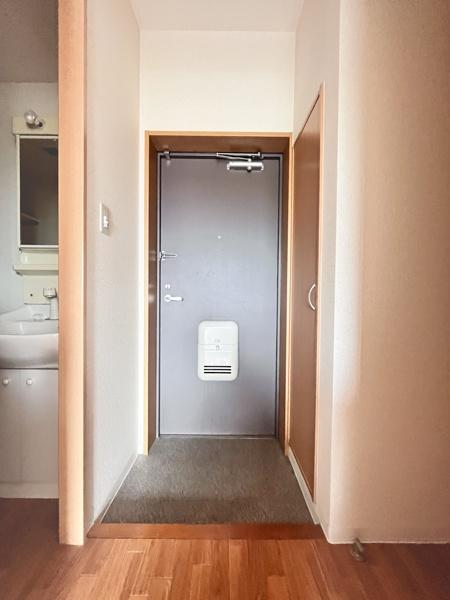 玄関　※同物件の同タイプの室内写真