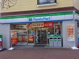 コンビニ　ファミリーマート阪神岩屋駅前店（コンビニ）まで39m