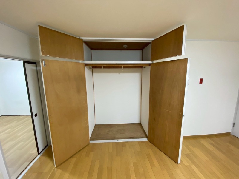 収納　こちらの収納にはハンガーをかけて服もしまえますね。